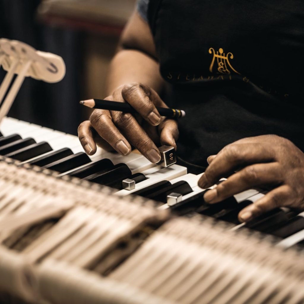 PB STEINWAY SON 030215 08 345 CMJN300 square